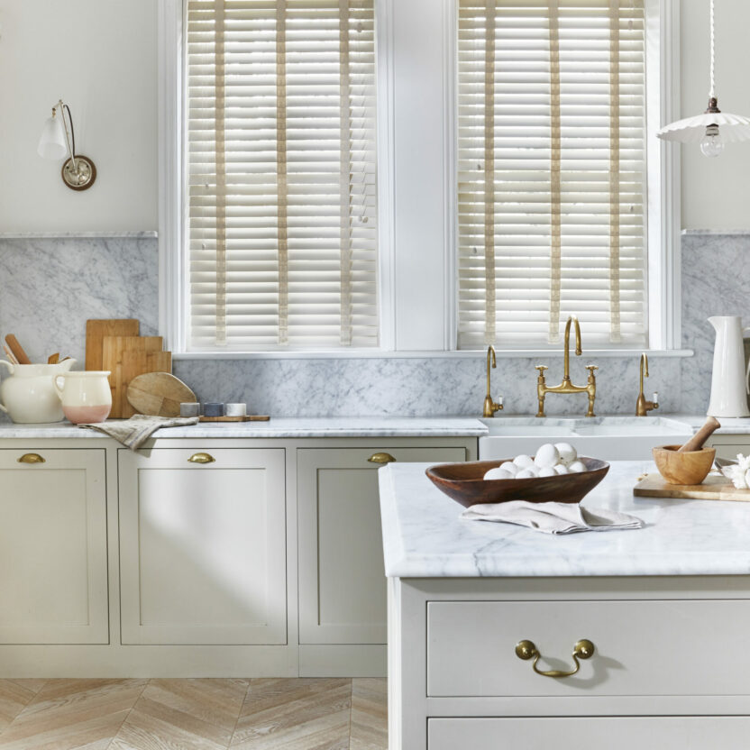 Made-to-measure Venetian blinds in a light elegant kitchen
